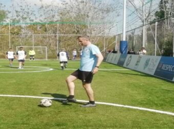 Ο Κώστας Μπακογιάννης παίζει μπάλα σε αγώνα ανθρωπιάς και αξιοπρέπειας (Εικόνες)