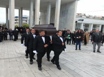 Νεκρή η Ρένα Κουμιώτη – Βουβός πόνος στο «τελευταίο αντίο» στη σπουδαία ερμηνεύτρια