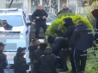Χαμός στα Ιωάννινα – Προπηλάκισαν τους συλληφθέντες για την οπαδική συμπλοκή (βίντεο)