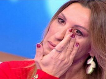 Πηγή Δεβετζή – «Δεν θέλω να ξαναδώ τον πρώην σύζυγό μου. Μου έχει κάνει μεγάλο…»