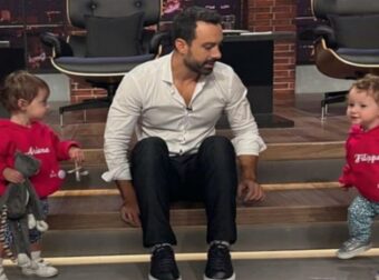 Τον ξάπλωσαν κάτω και ξεκίνησαν να… – Το ξεκαρδιστικό βίντεο με τις δίδυμες και τον Σάκη Τανιμανίδη
