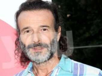 “Περνάω μία δύσκολη περίοδο” – Η φωτογραφία του Θανάση Ευθυμιάδη ημίγuμνος σκαρφαλωμένος σε δέντρο