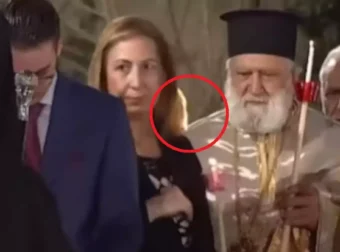Πήραν φωτιά τα μαλλιά της Ξενογιαννακοπούλου από την λαμπάδα – Την έσωσε ο παπάς