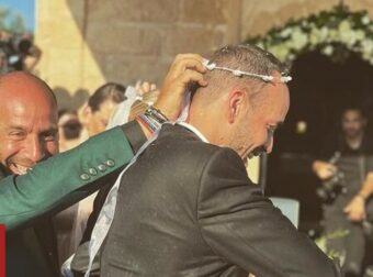 Πάνος Μουζουράκης: Αυτοί είναι οι πέντε κουμπάροι στον γάμο – Ανάμεσά τους ο σύντροφος της Δεληκούρα