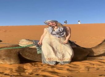 Φωτογραφίζεται στην έρημο και μας συστήνει την… καμήλα της