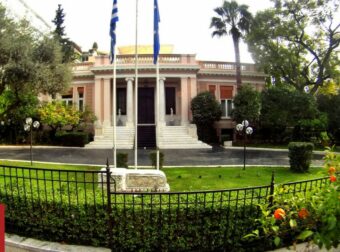 Πρωθυπουργός Ιωάννης Σαρμάς: Αποχαιρετούμε έναν πρωταγωνιστή της πολιτικής ζωής του τόπου μας