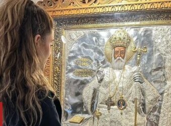Μαρία Μενούνος: Προσεύχεται στον Άγιο Νεκτάριο – «Άκουσα έναν τεράστιο κρότο και άρχισα να ουρλιάζω»