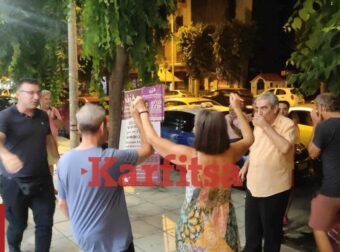 Θεσσαλονίκη: Πυρσοί, μουσικές και χοροί στο εκλογικό περίπτερο της Ζωής Κωνσταντοπούλου
