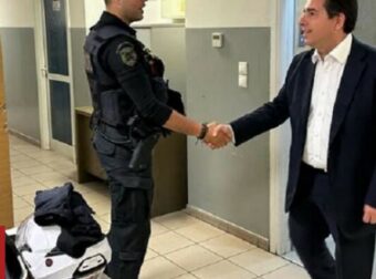 Νότης Μηταράκης: Επισκέφθηκε το αστυνομικό τμήμα Ομόνοιας