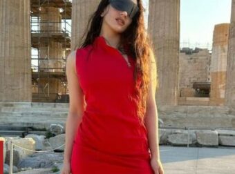 Rosalia: Ποζάρει με κόκκινο μίνι φόρεμα και φόντο τον Παρθενώνα