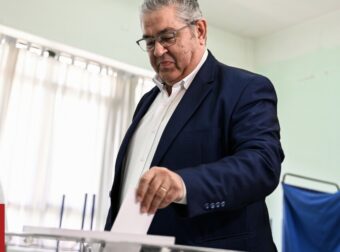 Εκλογές: Δεν έδωσαν ψηφοδέλτιο του ΚΚΕ στον Δημήτρη Κουτσούμπα – «Θα γίνω και viral»