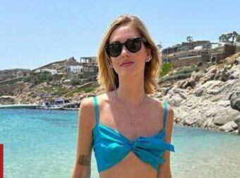 Κιάρα Φεράνι: Λέει «Ελλάδα, σε αγαπώ» από παραλία της Μυκόνου