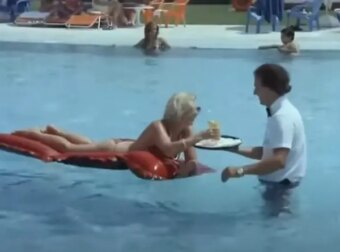 Η ταινία που είχε «προβλέψει» τον σερβιτόρο μέσα στο νερό στη Ρόδο πριν από 40 χρόνια (video)