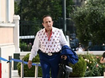 Σπύρος Μπιμπίλας: Τράβηξε τα βλέμματα στη Βουλή και δήλωσε έτοιμος για αγώνες