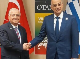 O Νίκος Δένδιας συναντήθηκε με τον υπουργό Άμυνας της Τουρκίας