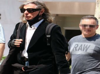 Καλέ… αγνώριστος! Δεν πάει το μυαλό σας ποιος είναι ο φασκιωμένος στο κέντρο της Αθήνας