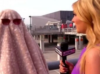 Πήγε στη συναυλία της Taylor Swift ντυμένη με … κουβέρτα – Γιατί άραγε;