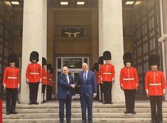 Ο Νίκος Δένδιας συναντήθηκε με τον Βρετανό υπουργό Άμυνας: Στρατηγική η σχέση Ελλάδας – Βρετανίας