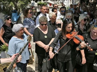 Με βιολιά και τραγούδια η ταφή της Γιώτας Γιάννα (Εικόνες)