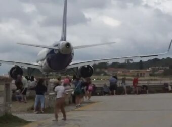 Ξανά τα ίδια στη Σκιάθο: Αεροπλάνο σηκώνει στον αέρα τουρίστες που το βιντεοσκοπούν (video)