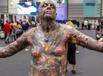 Ο 67χρονος που έχει γεμίσει το 97% του κορμιού του με τατουάζ: «Δεν θα σταματήσω αν δεν το καλύψω όλο» (video)