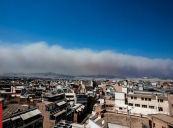 Meteo: Η ανάλυση για την «εκρηκτική» εξάπλωση της φωτιάς – Τι είναι το πυρονέφος στην Πάρνηθα