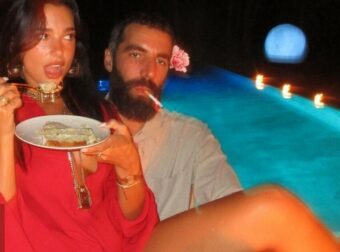 Ντούα Λίπα: Γιόρτασε τα γενέθλιά της αγκαλιά με τον ελληνικής καταγωγής σύντροφό της Ρομέν Γαβράς
