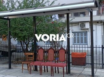 Θεσσαλονίκη: Έβαλαν καρέκλες με vintage διάθεση σε στάση του ΟΑΣΘ