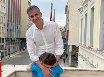 Κώστας Μπακογιάννης: Βόλτα με τον γιο του μία μέρα πριν τις εκλογές