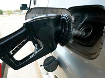 Βενζίνη: Στα ύψη πάλι η τιμή, αργή η «αποκλιμάκωση» – Τι θα γίνει με το πετρέλαιο θέρμανσης