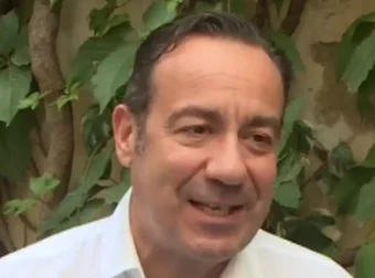 Ο Καλυβάτσης εξομολογείται – «Ο Μανουσάκης με φίλησε στο στόμα για να μάθω να το κάνω σωστά στη σκηνή»