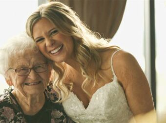 Συγκινητικό: Νύφη διάλεξε για παρανυφάκι την… 100 ετών γιαγιά της