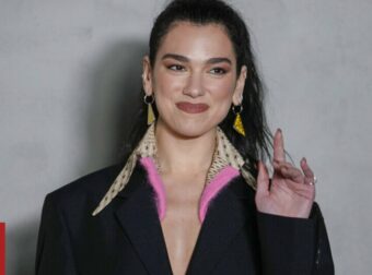 Dua Lipa: Φόρεσε τα γιορτινά της στο κόκκινο χαλί και… λάμπει!