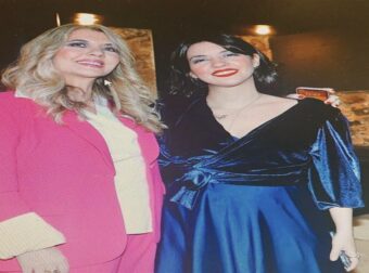 Η Ηλιόπουλου ποζάρει με την κούκλα κόρη της – Η συνεργασία με τον Δημήτρη Λάλο