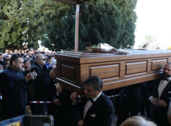 Κηδεία Βασίλη Καρρά – Οι σπαρακτικές στιγμές όταν έφυγε ο κόσμος και το τραγούδι για τη σύζυγό του