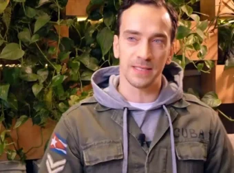 Δημήτρης Σαμόλης – «Δεχόμουν μπούλινγκ επειδή δεν έπαιζα μπάλα και έκανα παρέα με κορίτσια»