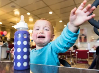 Ιδιοκτήτης καφετέριας έδιωξε παιδί επειδή έκλαιγε και οι θαμώνες τον χειροκροτούσαν
