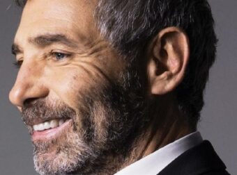 Θοδωρής Αθερίδης – «Αν ήμουν γυναίκα, θα ήμουν ερωτευμένη με τον Νταλάρα»