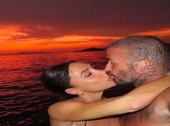 Tο στημένο φιλί στο ηλιοβασίλεμα και οι ευχές «Χρόνια πολλά σε μια υπέροχη σύζυγο»