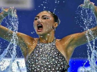 Ευαγγελία Πλατανιώτη: Η ζωή του χρυσού κopιτσιού της Ελλάδας που χορεύει στο νερό – Η καταγωγή, η τηλεόραση, η πρόταση γάμου