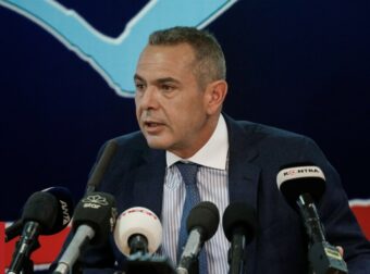 Πάνος Καμμένος: Ποζάρει με νεανικό λουκ πλάι στην σύζυγό του