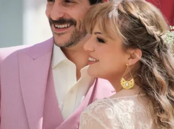 Παντρεύτηκαν Μακρομαρίδου & Παπατριανταφύλλου – Οι πρώτες φωτό του γάμου & το ροζ κοστούμι του γαμπρού!