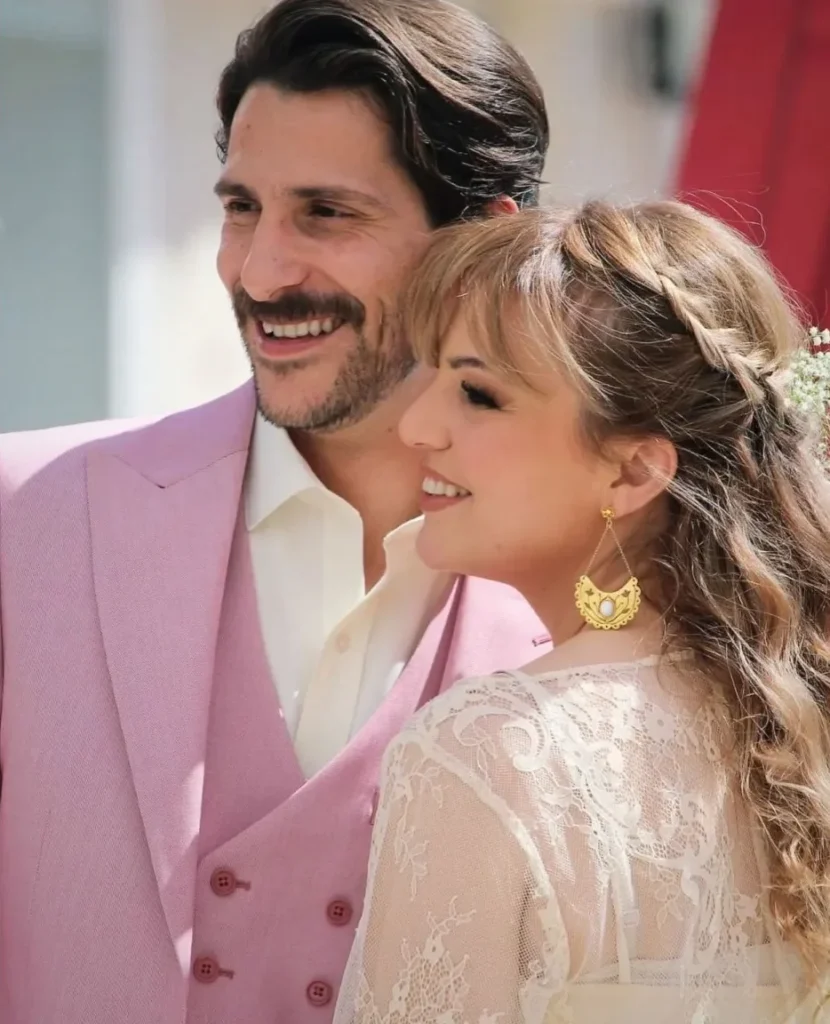 Παντρεύτηκαν Μακρομαρίδου & Παπατριανταφύλλου – Οι πρώτες φωτό του γάμου & το ροζ κοστούμι του γαμπρού!