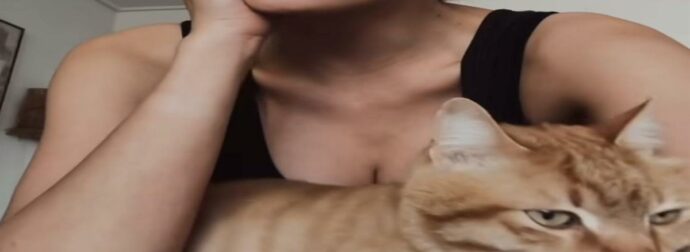 Κατερίνα Λιόλιου – Έβαλε την γάτα της βαθιά μέσα στο… αβυσσαλέο μπούστο της