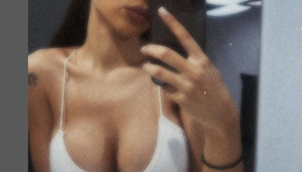 Χαμός με την selfie Ελληνίδας τραγουδίστριας – “Έβαλε στήθος” και το δείχνει!