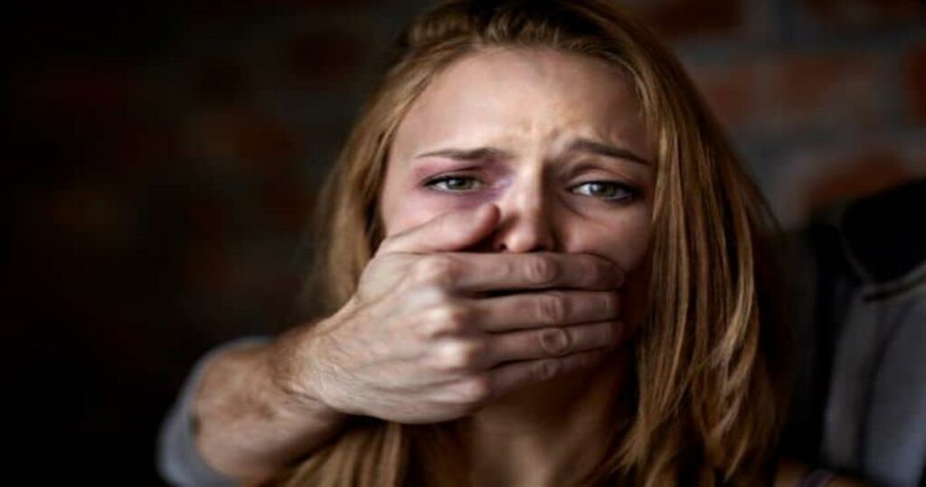 Mοντέλο καταγγέλει απόπειρα βιασμού από γνωστό σκηνοθέτη – «Ένιωθα το σάλιο στο στήθος μου»