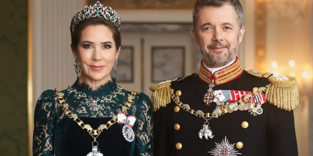 Σάλος – Κατηγορούν για photoshop τον βασιλιά και τη βασίλισσα της Δανίας στο πρώτο τους επίσημο πορτρέτο!