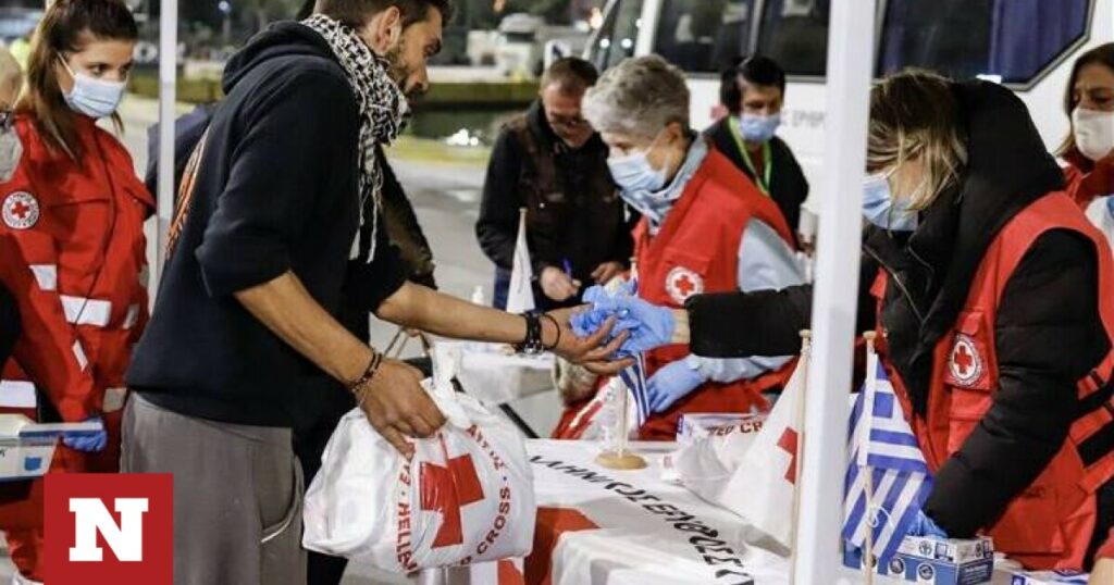Ο Ελληνικός Ερυθρός Σταυρός ενισχύει τους αστέγους στο λιμάνι του Πειραιά την Μεγάλη Πέμπτη