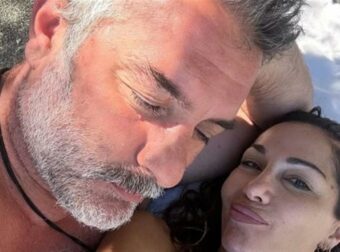 Βασίλης Μπισμπίκης – Κάνει δημόσια ερωτiκή εξομολόγηση στη Δέσποινα Βανδή: «Σε αγαπώ κορίτσι μου»