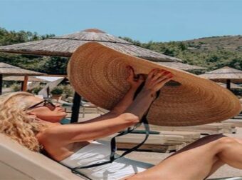 Αναγνωρίζετε την πανελίστρια στην παραλία με το νέο λουκ;